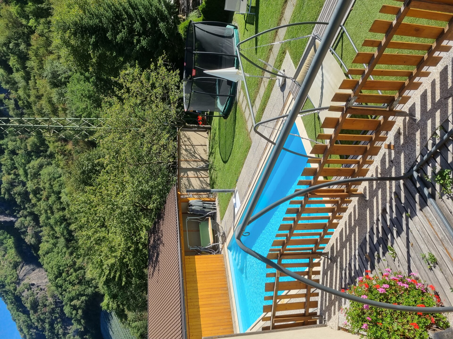 Garten mit Pool und Trampolin